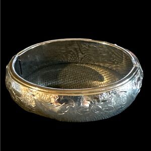 Hinge Clasp Etched Silvertone Bracelet Super Pretty- see pics